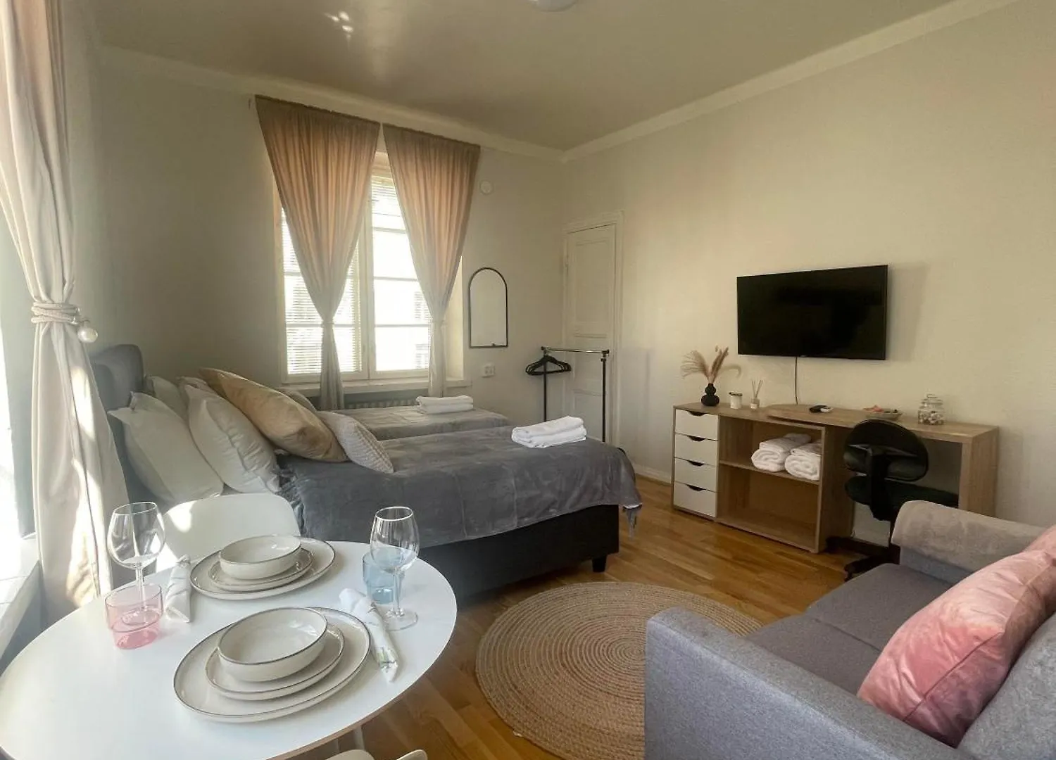 Your Chic Vibrant Airbnb Хельсинки